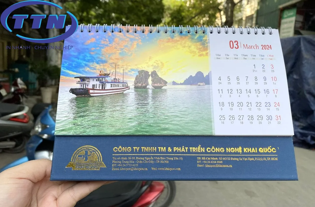 z4900321417813_555c9c79d6d08cc47e9df796d737918a_result Lịch Để Bàn