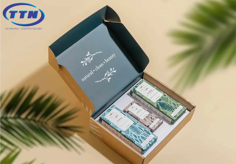Hộp quà bằng giấy Kraft cứng cáp, sang trọng.